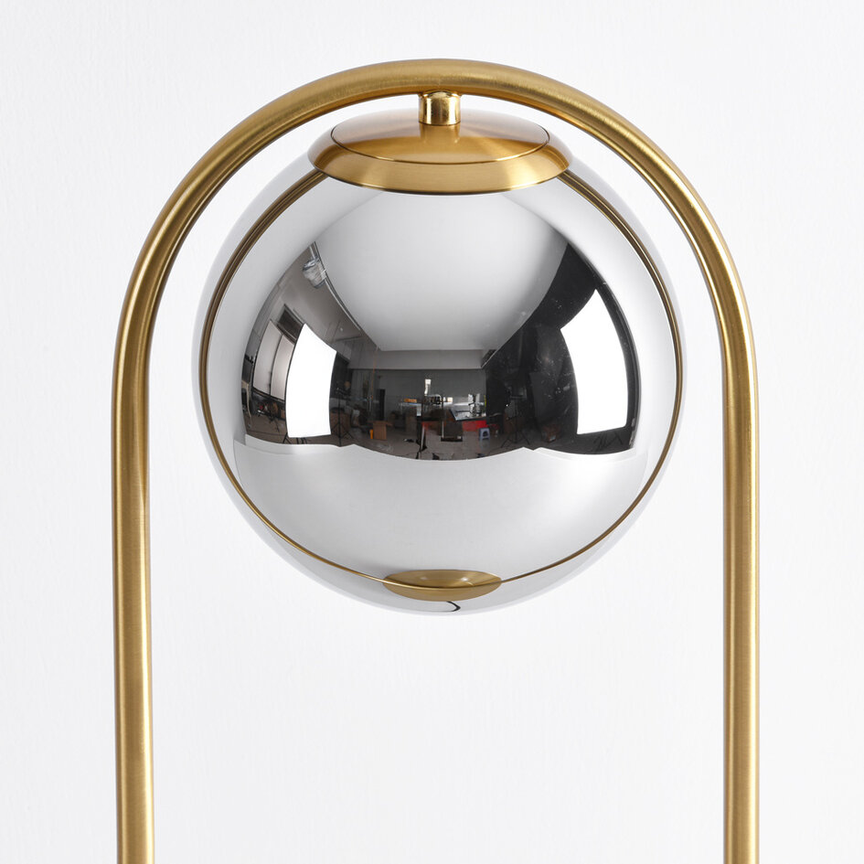 Designer bordlampe med gylden ring og røgfarvet kugle med spejleffekt - George