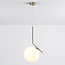 Designer loftlampe med glaskugle - Roy - messing og opalhvid