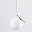 Designer loftlampe med glaskugle - Roy - messing og opalhvid