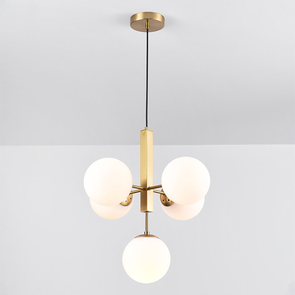 Glaskuglelampe / Loftlampe med fem store glaskugler - Kenji - guld og opalhvid
