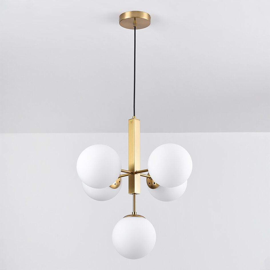 Glaskuglelampe / Loftlampe med fem store glaskugler - Kenji - guld og opalhvid
