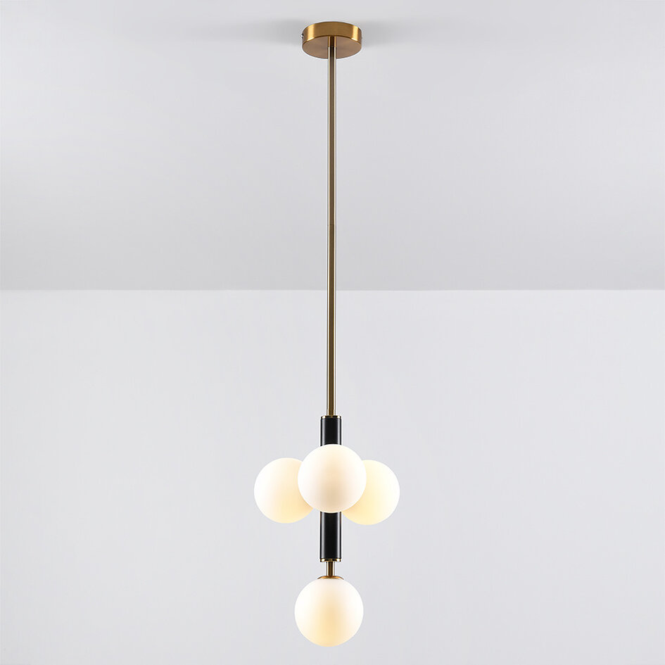 Pendellampe i Art Deco-stil med opalhvide glaskugler - Lennard