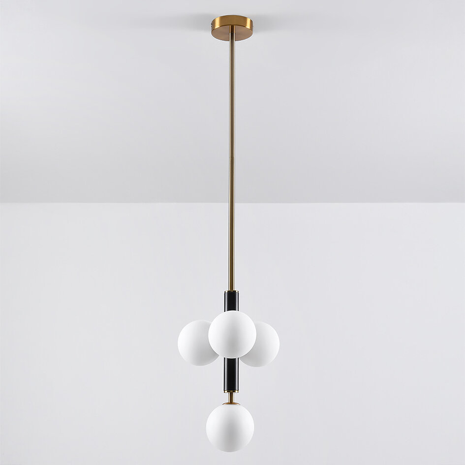 Pendellampe i Art Deco-stil med opalhvide glaskugler - Lennard