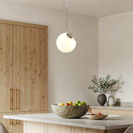 Designer loftlampe med glaskugle - Roy - messing og opalhvid