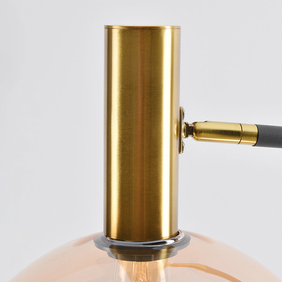 Standerlampe med stor glaskugle - Singh - messing/sort/rav