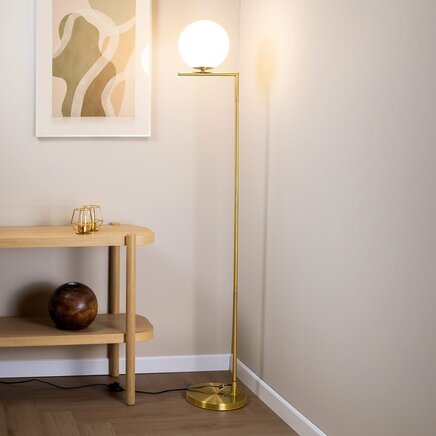 Designer gulvlampe med glaskugle - Connor - guld og opalhvid