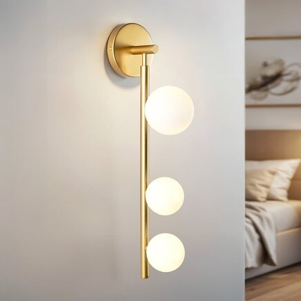 Vertikal væglampe med glaskugler - Taj - guld/opalhvid