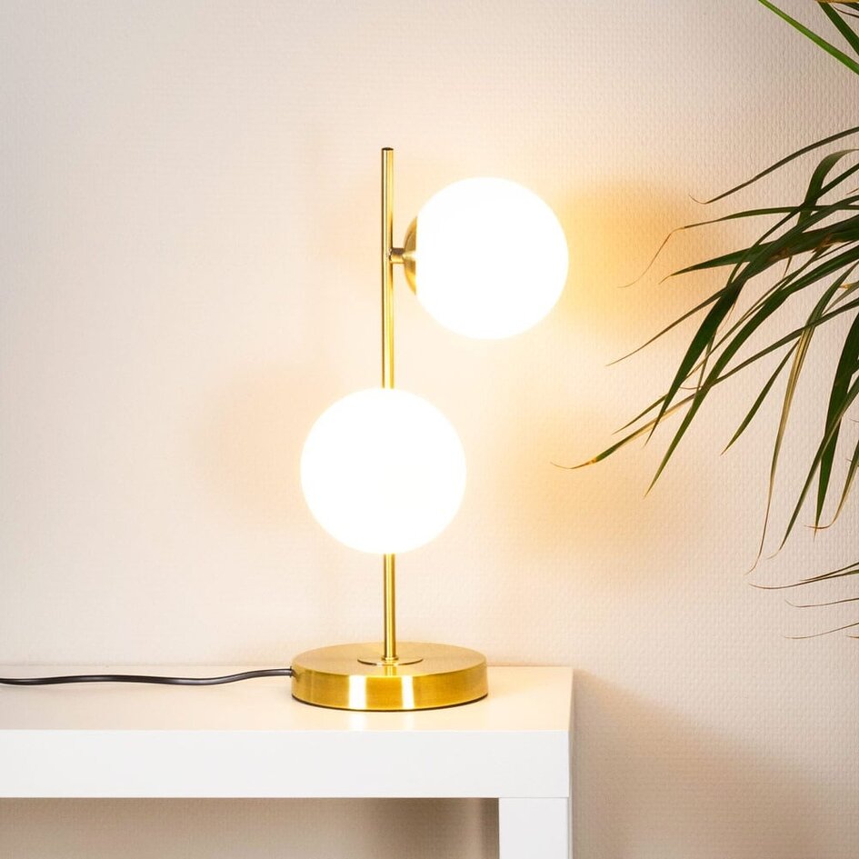 Bordlampe med 2 glaskugler - Ethan - messingfarvet med opalhvidt glas