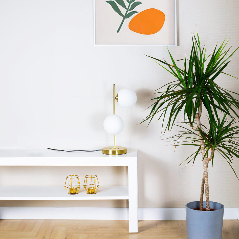 Bordlampe med 2 glaskugler - Ethan - messingfarvet med opalhvidt glas