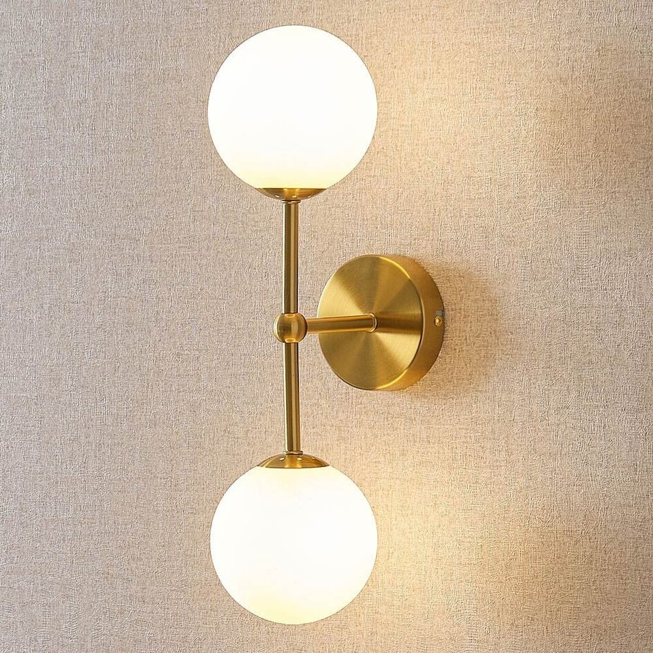 Dobbelt væglampe med glaskugler - Runda - guld og opalhvid