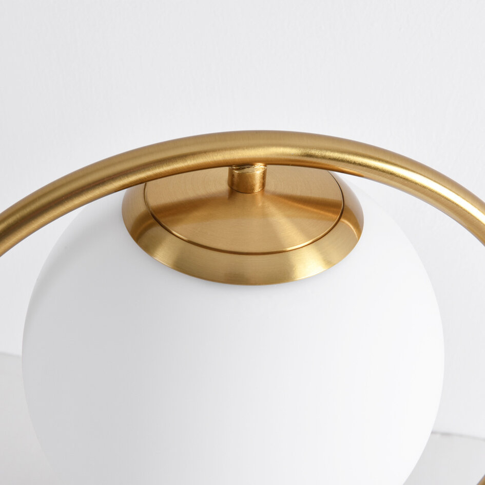 Designer bordlampe med opalhvid kugle og gylden ring - Gene