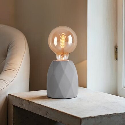 Bordlampe med grå betonfod - Stockholm