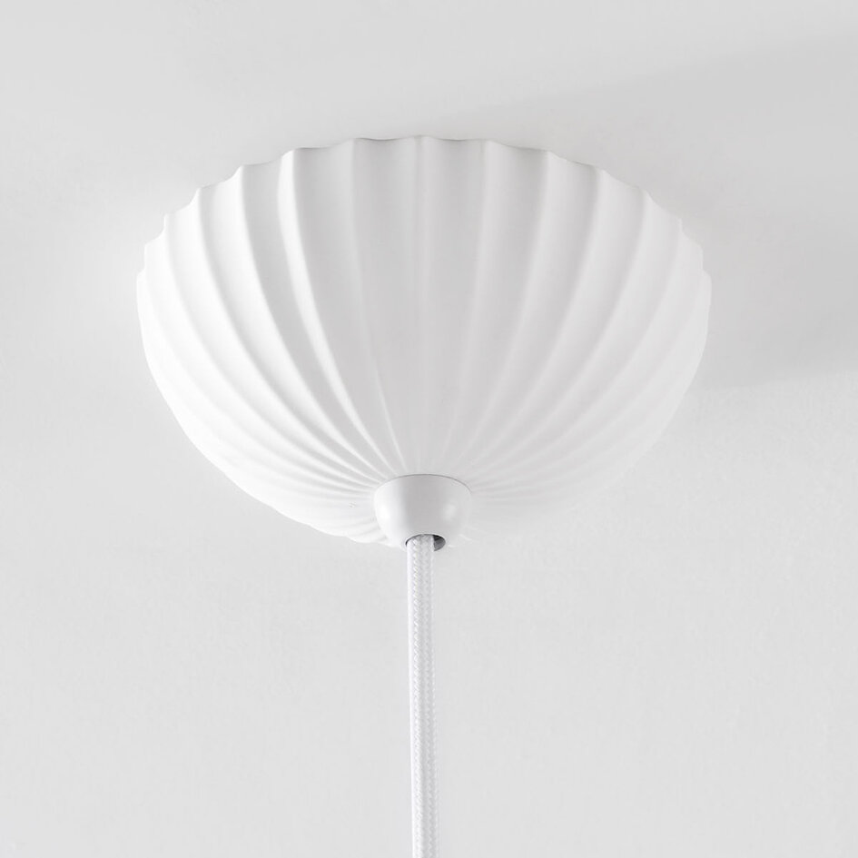 Ribbet pendel Olea med mat kridtlook (Gesso-finish)