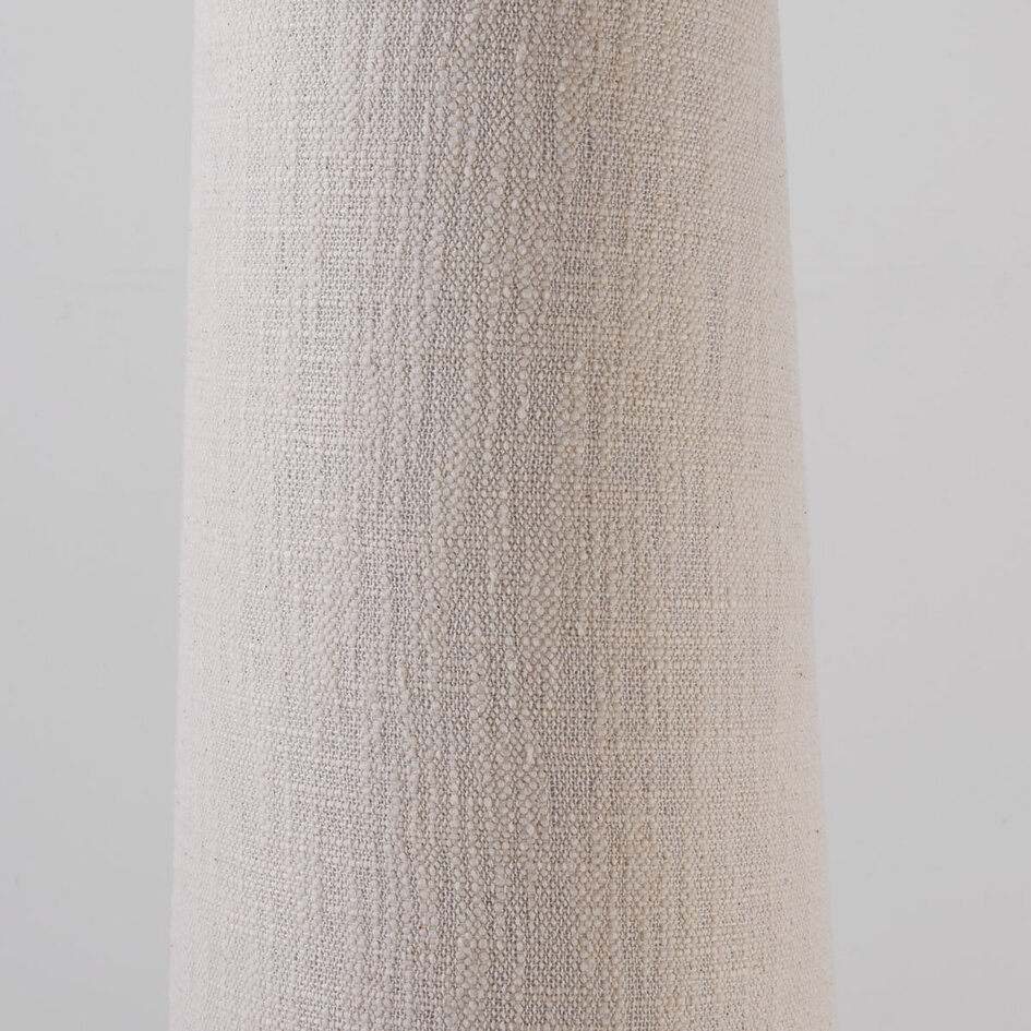 Gulvlampe Nura med linned lampeskærm i brudt hvid