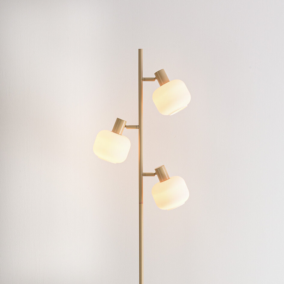 Standlamp Jesse beige med opalhvid/matteret hvid glas, 3-lys