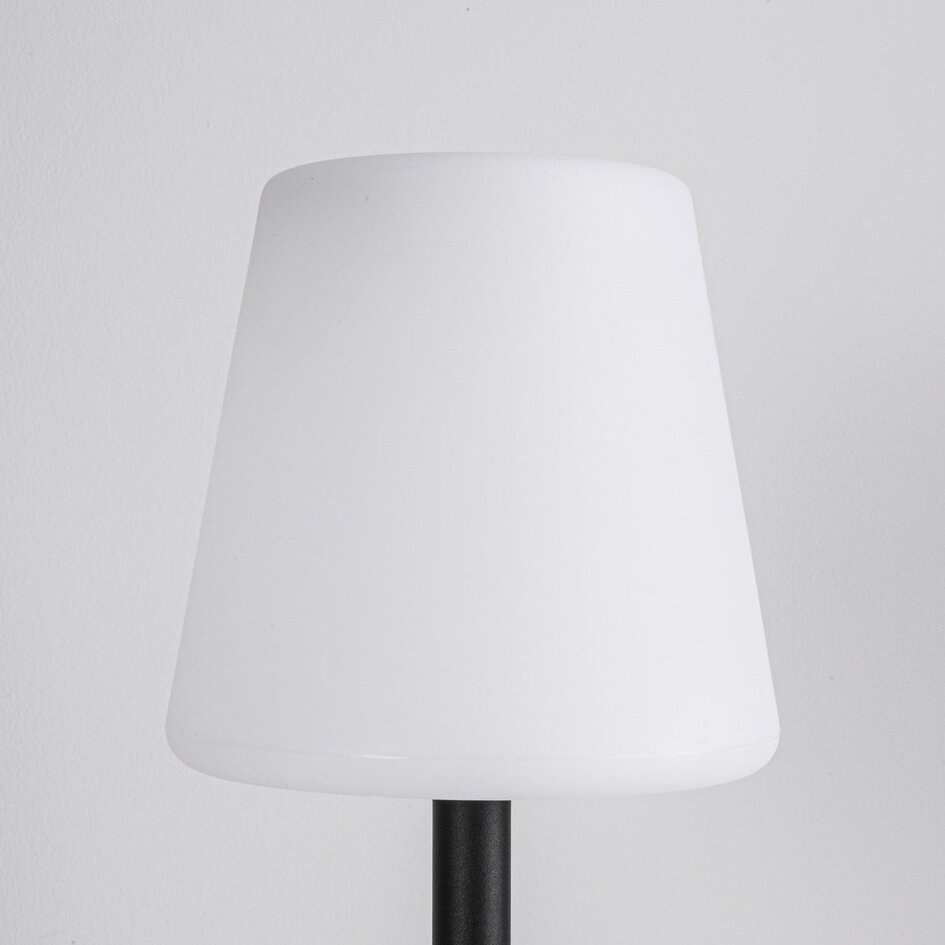 Lucen solcelledrevne bordlampe med metalfod og varmhvidt lys