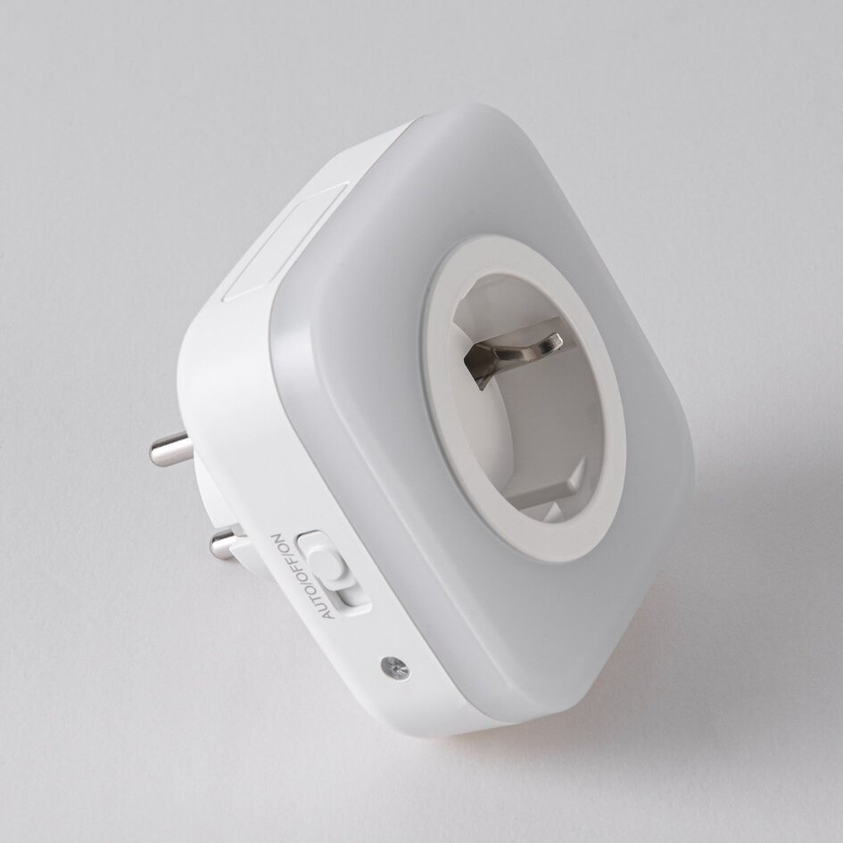 Kompakt natlampe med stikkontakt og lyssensor – 2-i-1 stiklampe