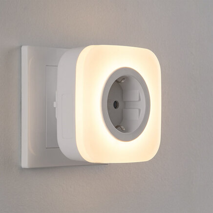 Kompakt natlampe med stikkontakt og lyssensor – 2-i-1 stiklampe