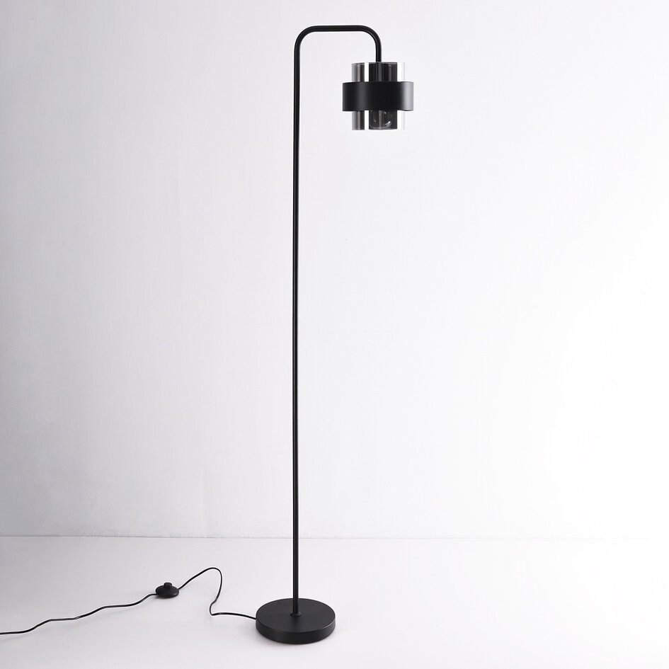 Sort gulvlampe Fyke i røgfarvet glas