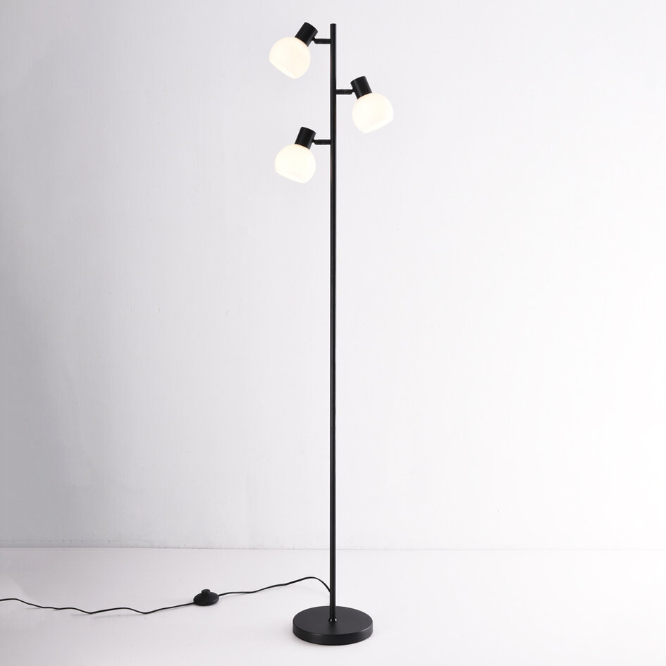 Gulvlampe med 3 spotlamper - Pieta - sort og opalhvid