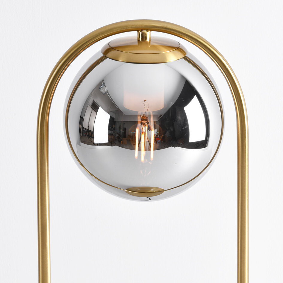 Designer bordlampe med gylden ring og røgfarvet kugle med spejleffekt - George