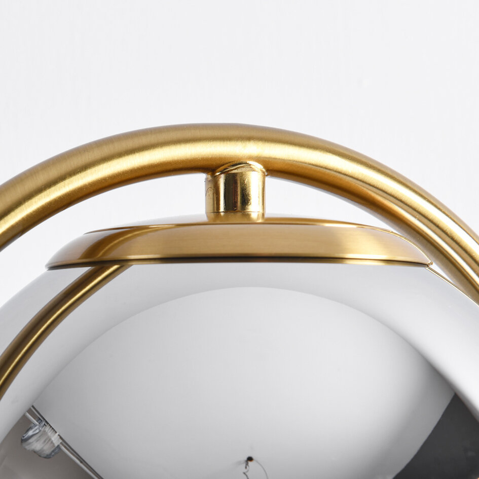 Designer bordlampe med gylden ring og røgfarvet kugle med spejleffekt - George