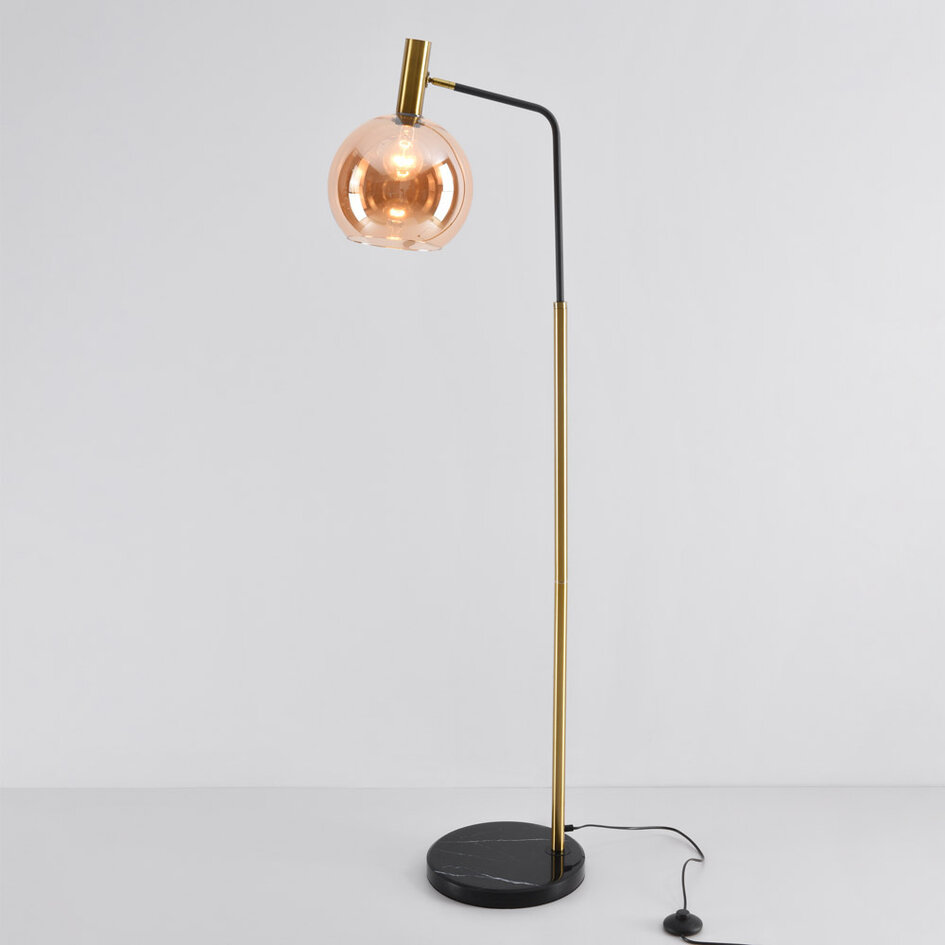 Standerlampe med stor glaskugle - Singh - messing/sort/rav