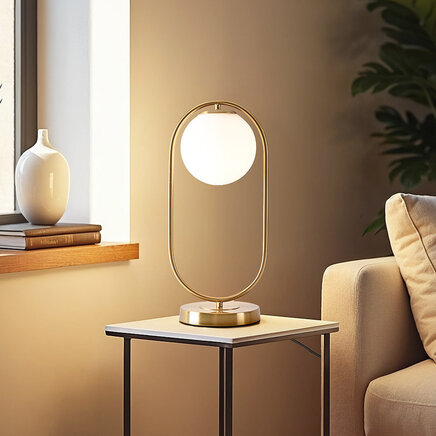 Designer bordlampe med opalhvid kugle og gylden ring - George