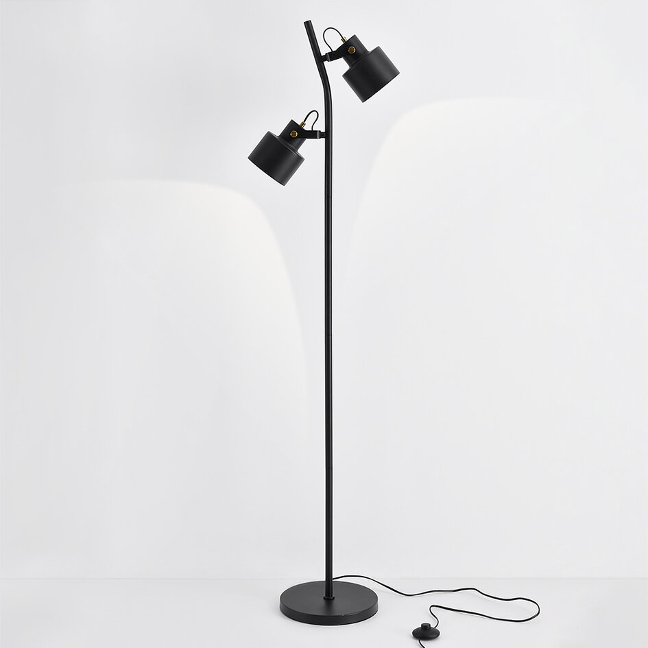 Gulvlampe William med 2 lyskilder i sort med justerbare spots