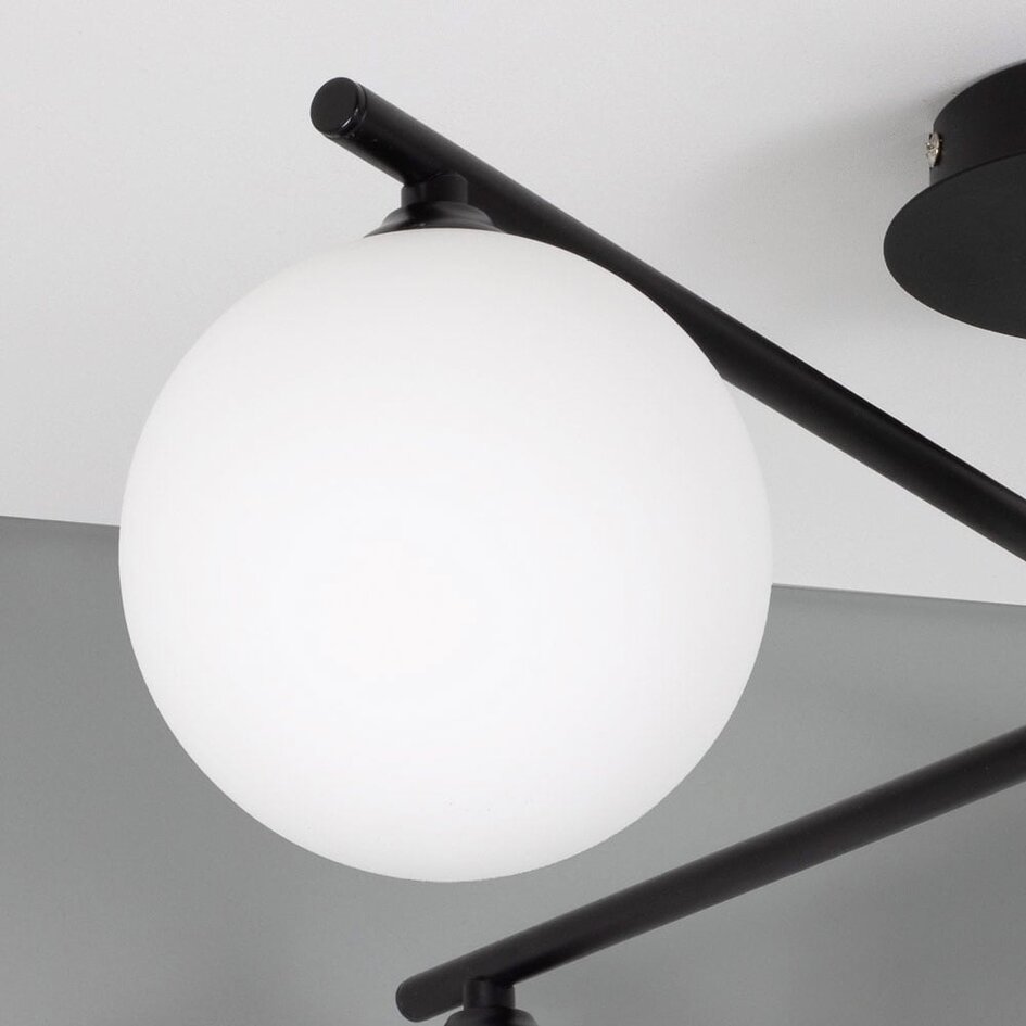 Loftlampe Nymo, 4 lyskilder – mælkehvidt glas og sort