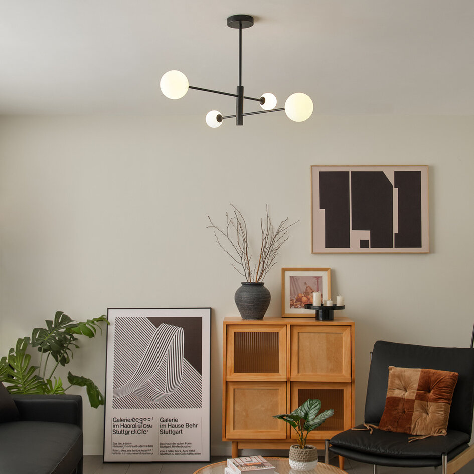 Loftlampe med 4 glaskugler - Stiri - sort og opalhvid