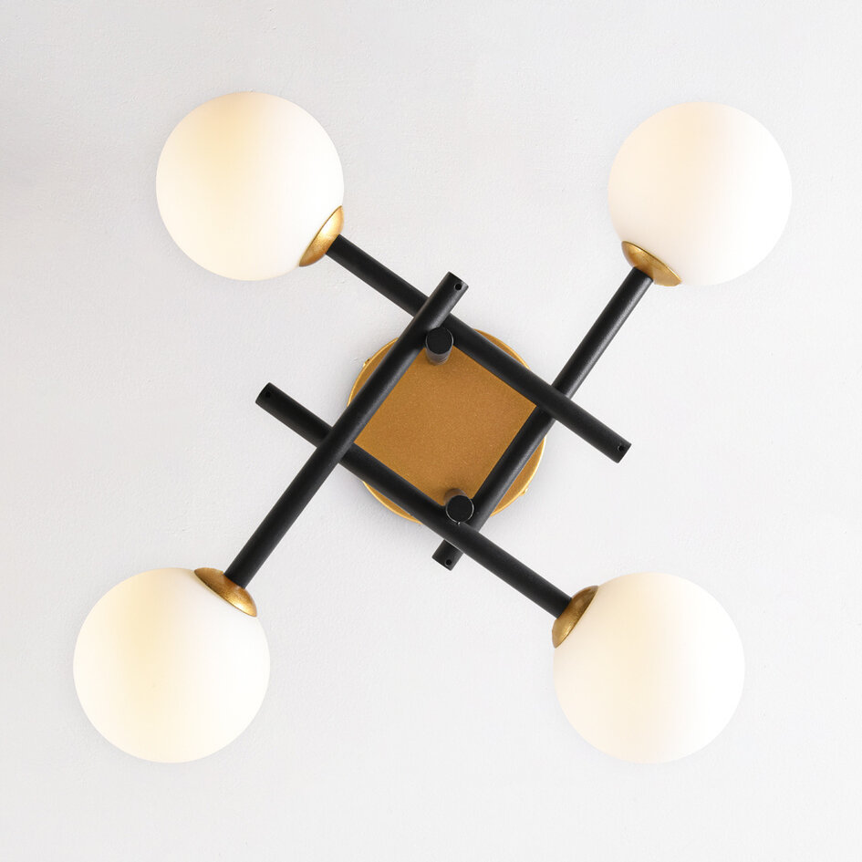 Loftlampe med 4 opalhvide glaskugler - Caleb