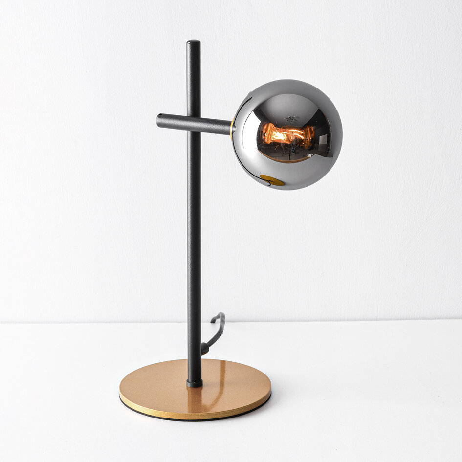 Bordlampe med røgfarvet glaskugle og spejleffekt - Glenn