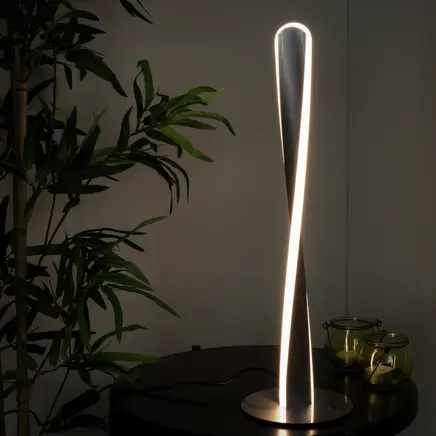 Snoet design bordlampe Rizar i satineret nikkel