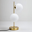Bordlampe med 2 glaskugler - Ethan - messingfarvet med opalhvidt glas