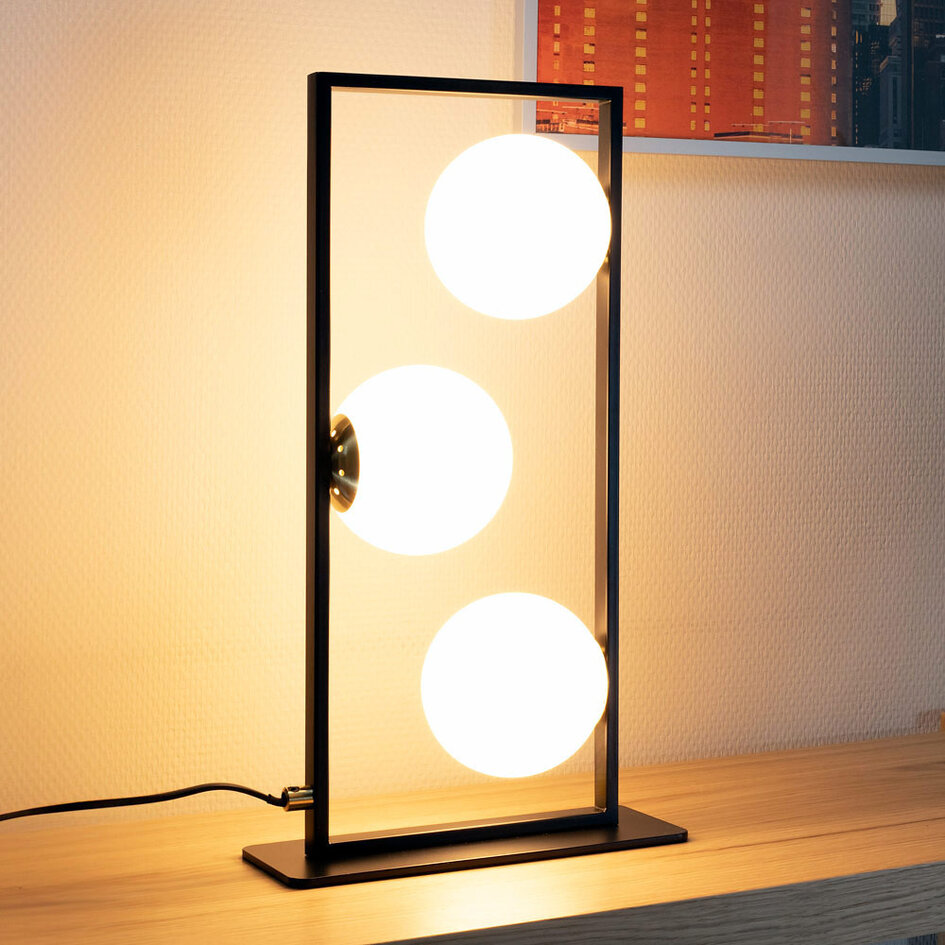 Bordlampe med sort ramme og opalhvide glaskugler - Tris