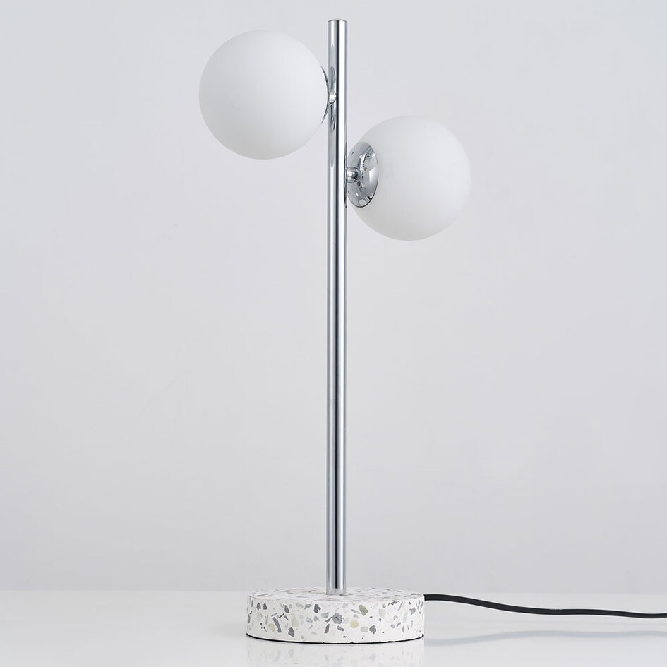 Bordlampe med 2 glaskugler - Pallon - opalhvid/krom