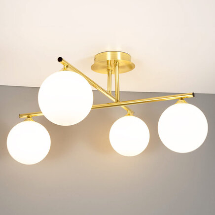 Elegant loftlampe med fire glaskugler - Nymo - guld og opalhvid