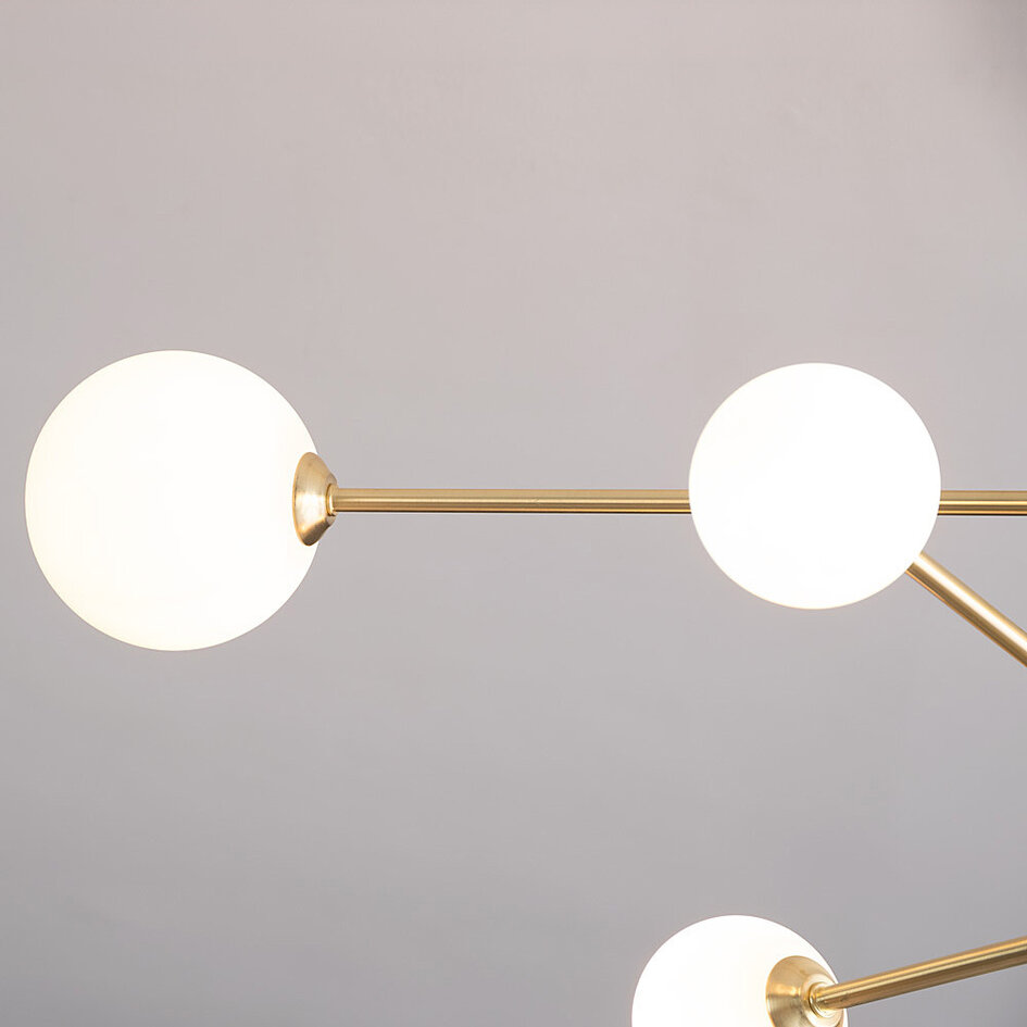 Loftlampe med 6 glaskugler - Sest - guld og opalhvid