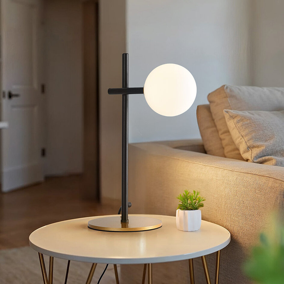 Bordlampe med opalhvid glaskugle - Glenn