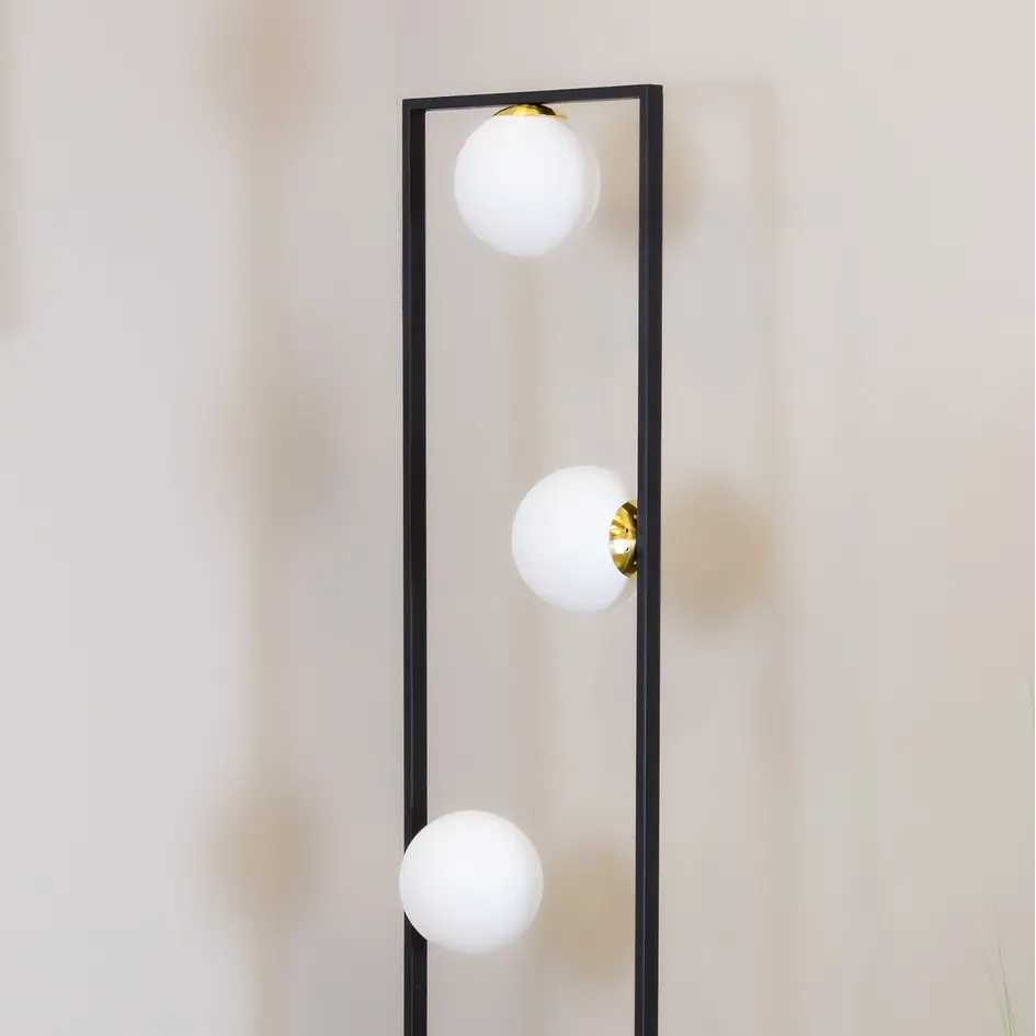 Gulvlampe med sort ramme og opalhvide glaskugler - Domien