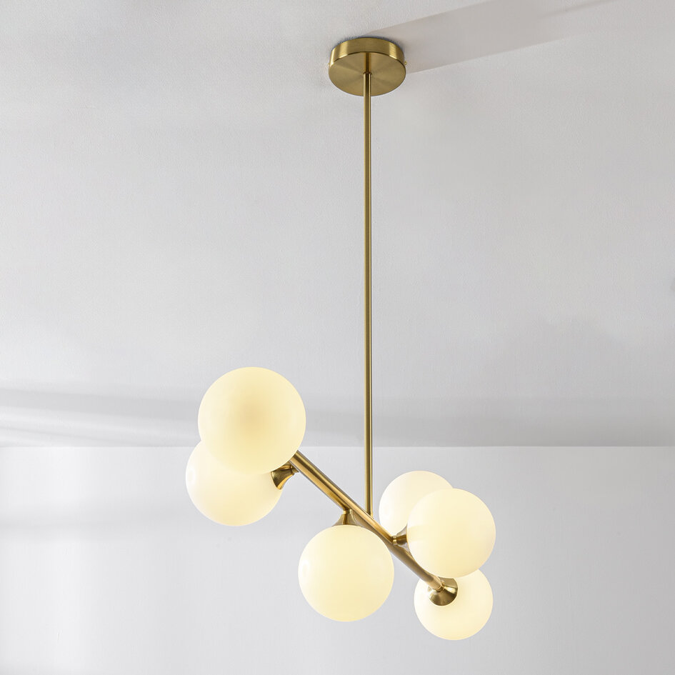 Loftslampe med 6 glaskugler - Aster - guld med opalhvidt glas