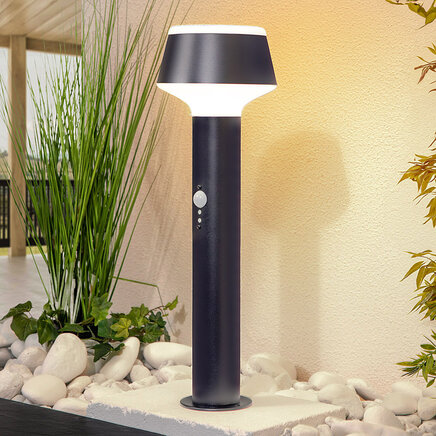 Stående udendørslampe Jay med sensor - sort