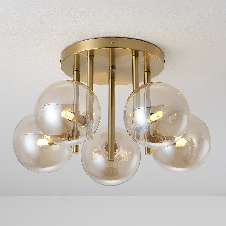 Loftlampe Amora med 5 lyskilder - messing og cognacfarvet glas