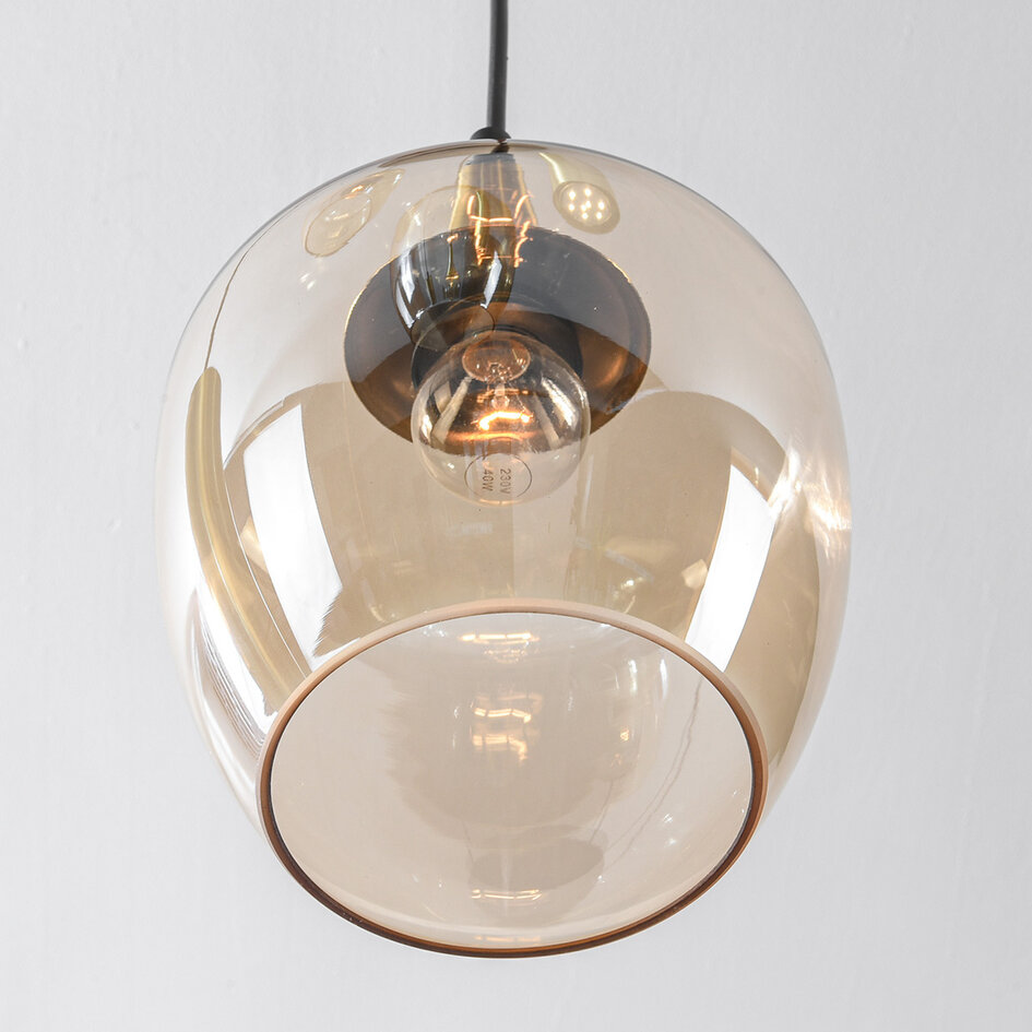 Design pendel Téo i guld med tre glasskærme i amber og to GU10-spots