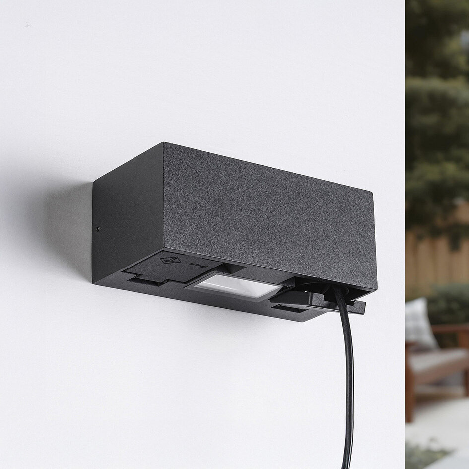 Udendørs væglampe Fora med LED, 2 stikkontakter og skumringssensor – sort