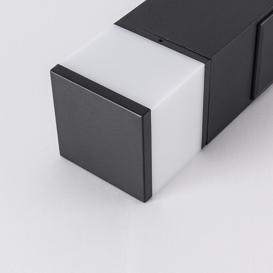 Smart stående udendørslampe med stikkontakt og Tuya-app Ute – sort, med diffusor og 2 stikkontakter