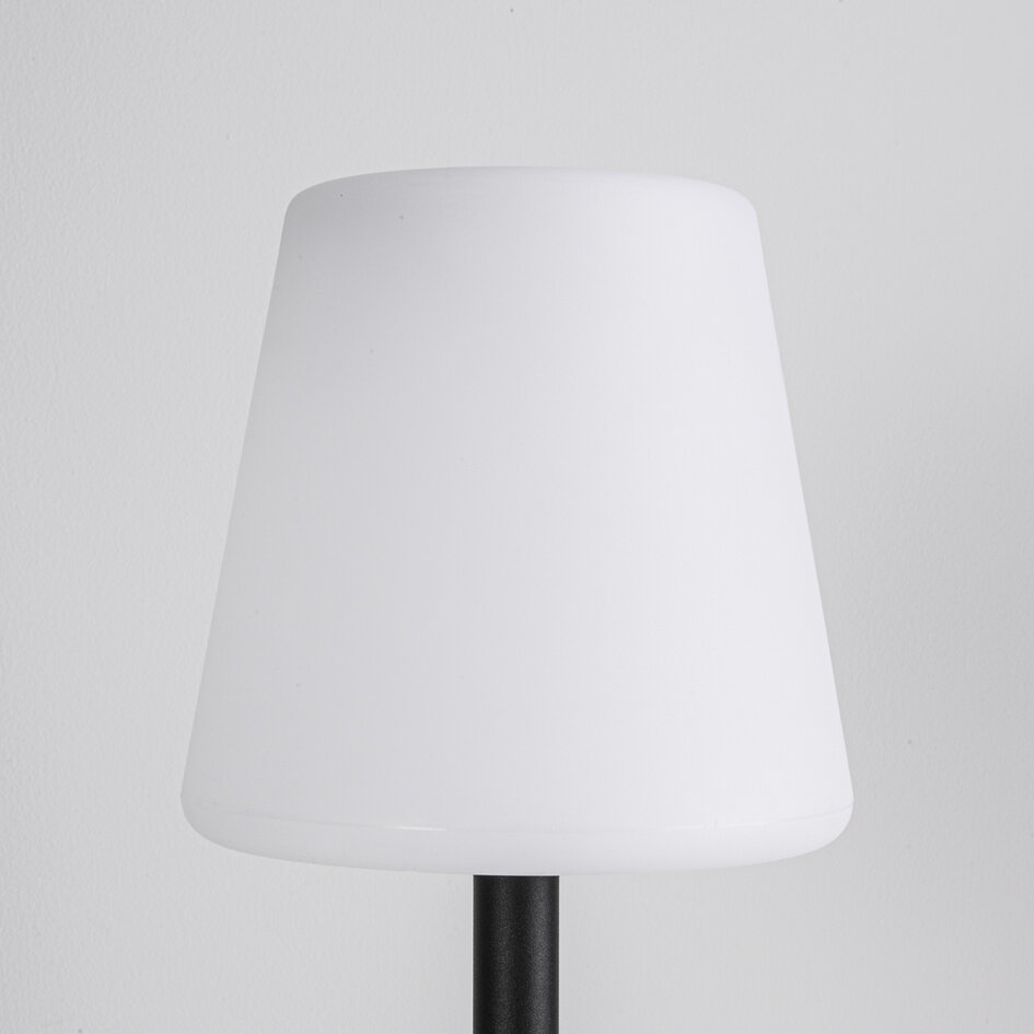 Lucen solcelledrevne bordlampe med metalfod og varmhvidt lys