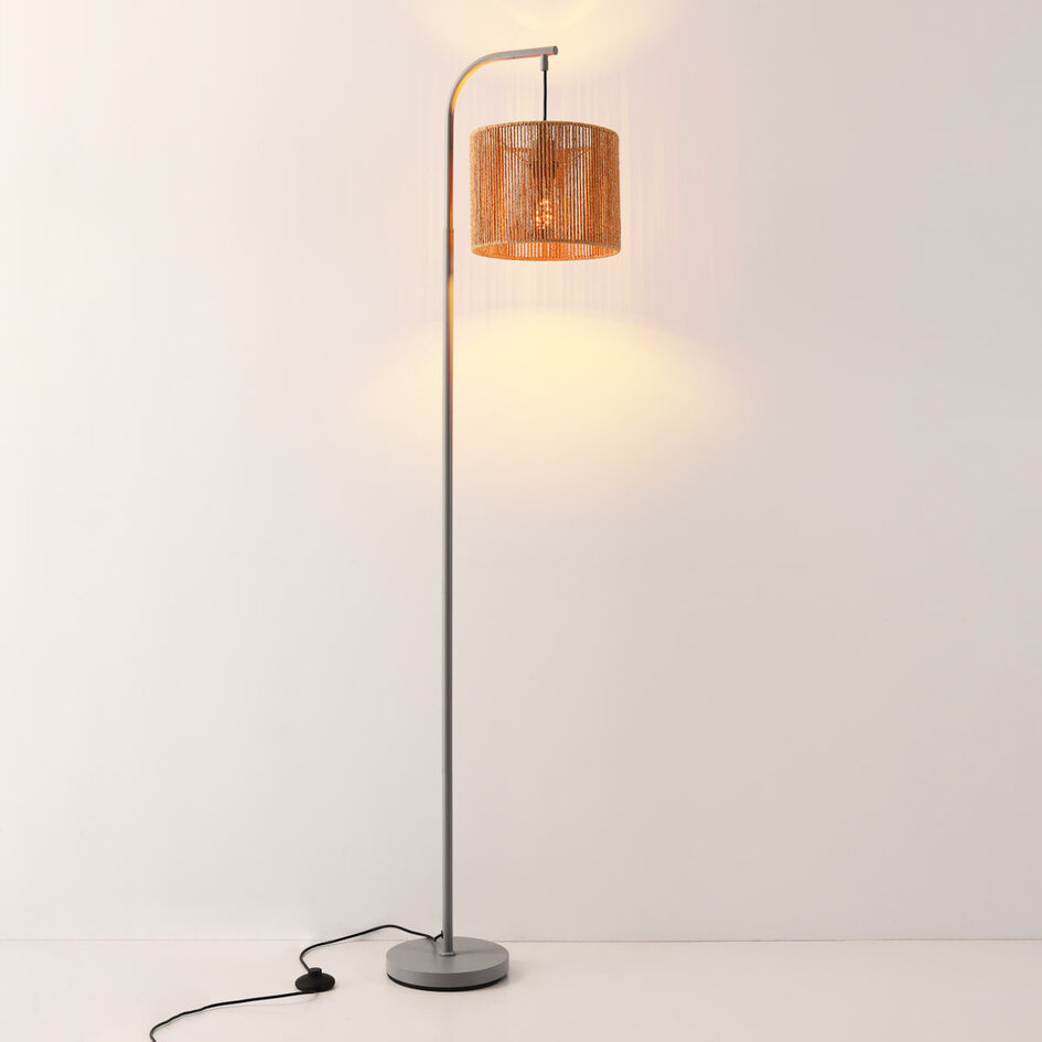 Standerlampe med flettet papirskærm, grå og naturfarvet - Reed