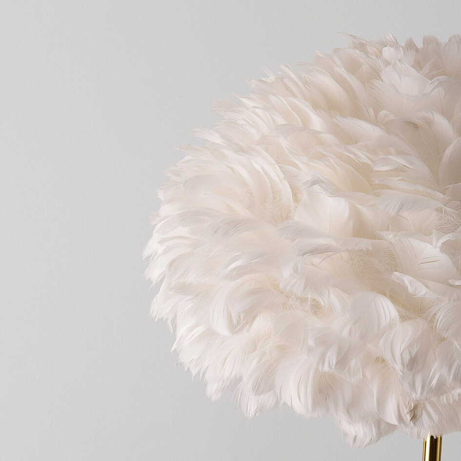 Fjerlampe - Gulvlampe med hvide fjer og messingfod - Evania